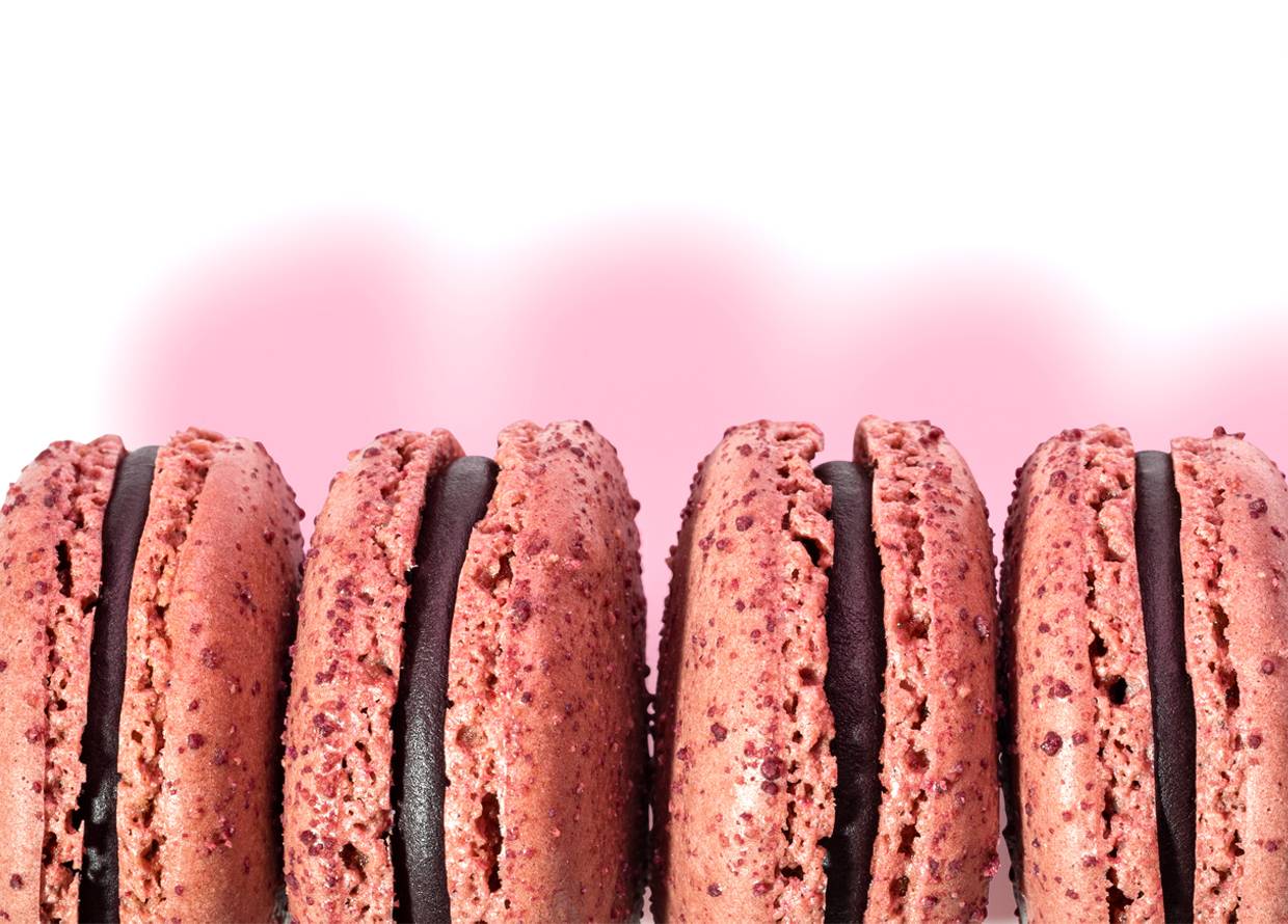 Rangée de macarons fraise et chocolat conçu par La Maison du Chocolat, un chocolat et pâtissier artisanal haut de gamme