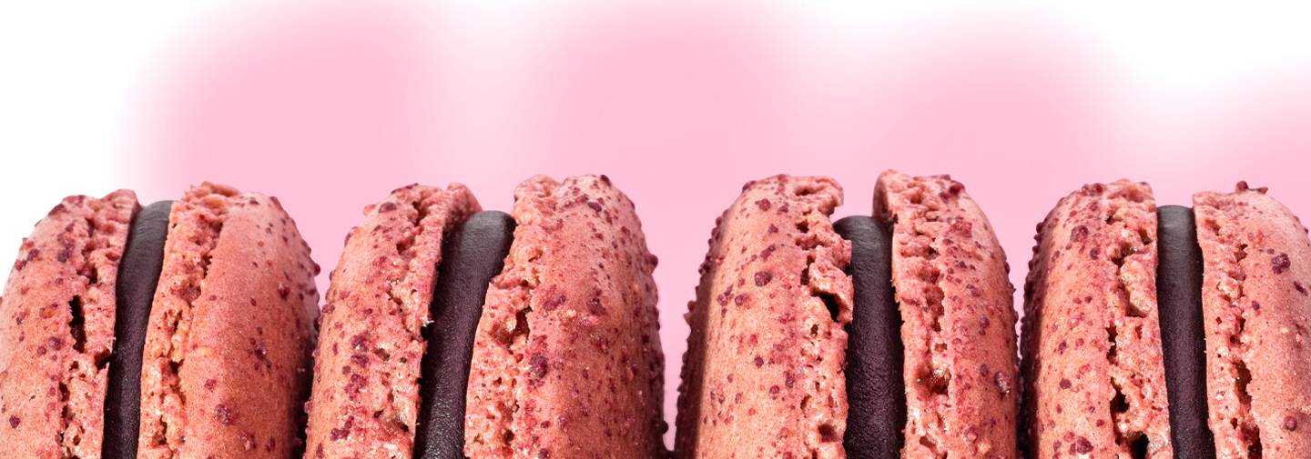 Rangée de macarons fraise et chocolat conçu par La Maison du Chocolat, un chocolat et pâtissier artisanal haut de gamme
